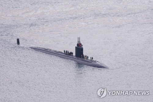 资料图：美国海军6300吨级核动力潜艇“格林维尔”号驶入釜山作战基地停靠。 韩联社