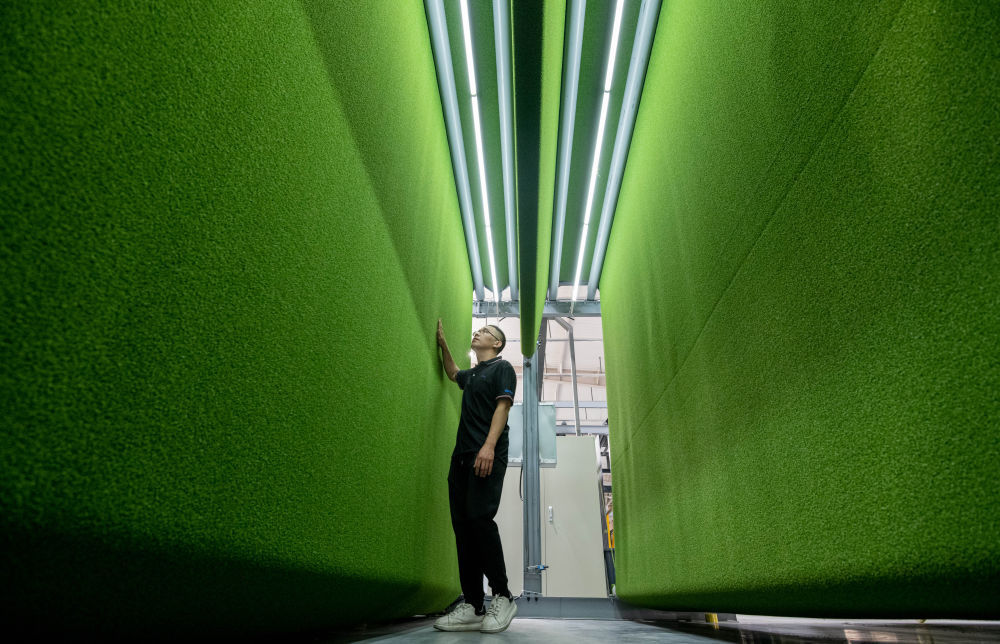 在山东省乐陵市泰山体育产业集团人造草坪智能化生产车间，工人在检测产品。新华社记者 范长国 摄