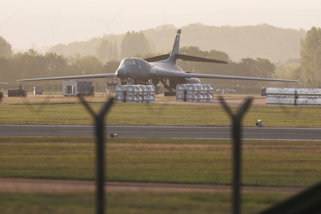 当地时间9月27日,一架B-1B“枪骑兵”轰炸机停在英国皇家空军费尔福德基地。 图源:外媒报道配图
