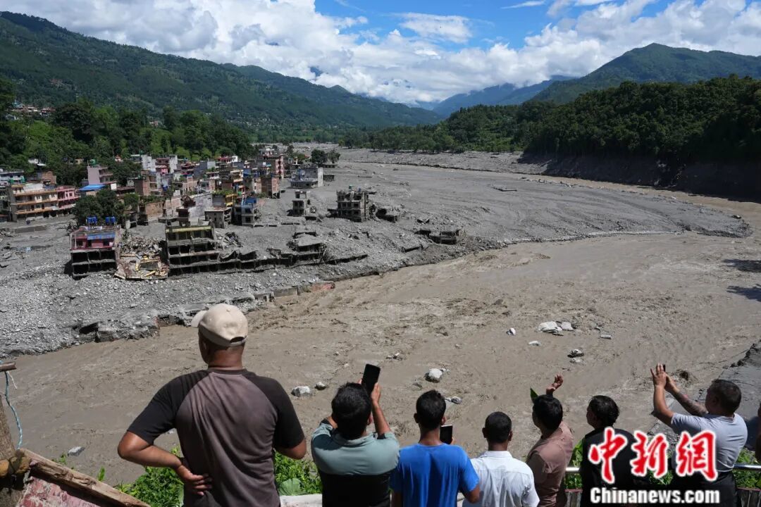 尼泊尔一地三天仅挖通道路50米