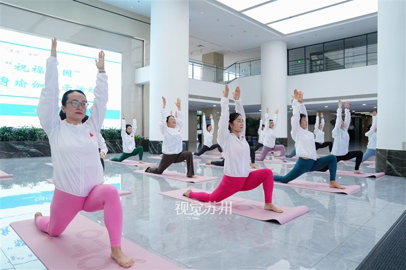 9月30日，全民健身“五进工程”瑜伽进机关主题活动在三香路180号市级机关大院顺利开展。来自市直机关、金融工委的20余名女职工踊跃参与。大家伴着舒缓的音乐舒展肢体、舒缓压力、放松身心，以健康昂扬的精神风貌喜迎国庆佳节，以运动之礼致敬、祝福祖国。