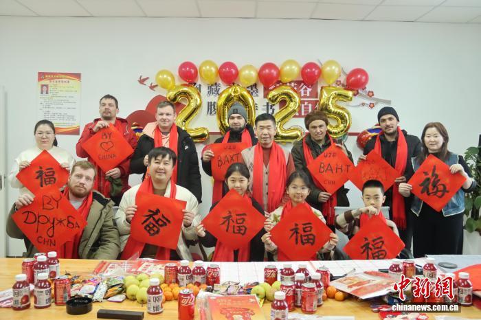 在阿拉山口市艾比湖镇的“中哈国际司机之家”里，当地开展“话新年传统民俗，促中外文化交流”活动。(资料图)刘潇涵 摄