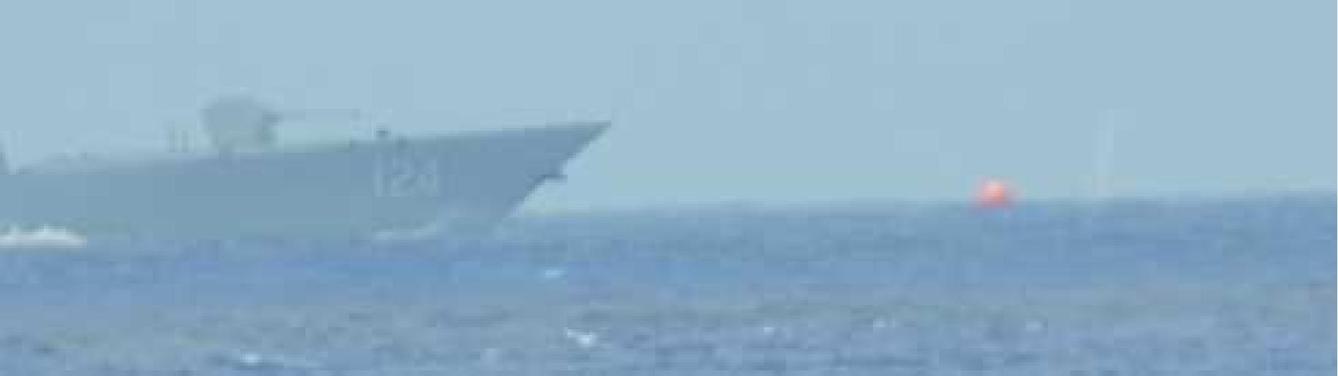 上图为海上自卫队在射击训练现场拍摄到的开封舰与俄罗斯海军“凛冽”号,下图为开封舰附近放置的海上射击用“番茄靶”