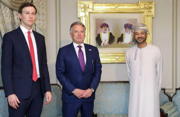 威特科夫(中)和库什纳在阿曼 阿曼外交部