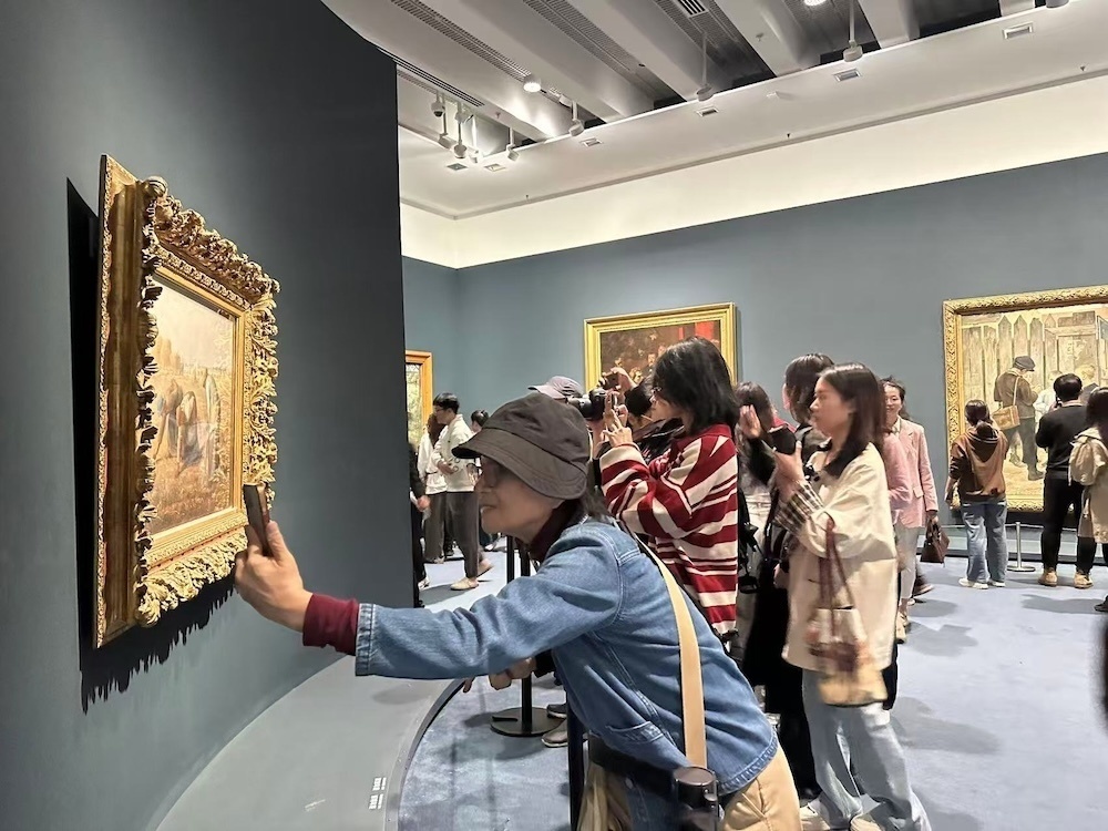 浦东美术馆“奥赛展”明星展品之一，米勒《拾穗者》，其周围环绕着同时代艺术家的创作