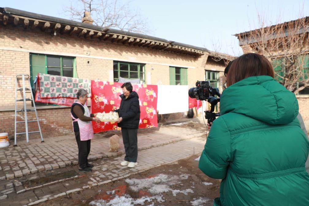 2月10日，尤变清（中）参与拍摄推广南留南村年俗的视频。新华社记者 邓浩然 摄