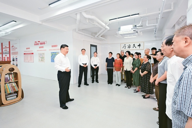 2026年7月15日,中共中央总书记、国家主席、中央军委主席习近平在上海考察。这是习近平在黄浦区半淞园路街道市民新村居民区考察时,在社区党群服务站同居民代表、街道干部、社区工作者等亲切交流。 新华社记者 谢环驰/摄