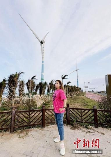 图为祖籍海南文昌的邢诗琦在海南环岛旅游公路文昌木兰湾段参观游览。邢诗琦 供图