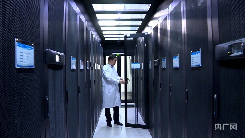 中国电信（国家）数字青海绿色大数据中心工作人员正在检查设备（央广网记者 贾海元 摄）