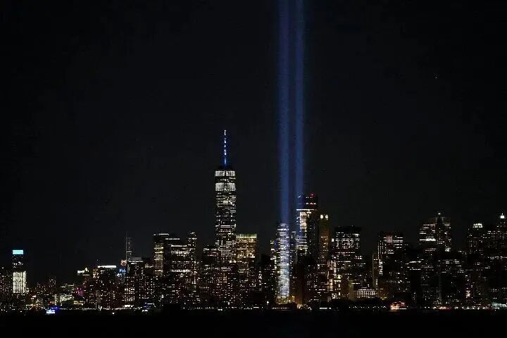 美国纽约世贸中心遗址附近亮起象征纽约世贸中心双子塔”大厦的光柱(图源:新华社)