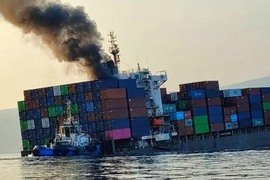 新加坡海事及港务管理局10月14日晚发文公告，两艘新加坡注册的商船，经过霍尔木兹海峡时，遭不明发射物击中。其中一艘船受损起火并沉没，另一艘船则依靠自身动力抵达安全锚地，目前没有任何人员伤亡报告。