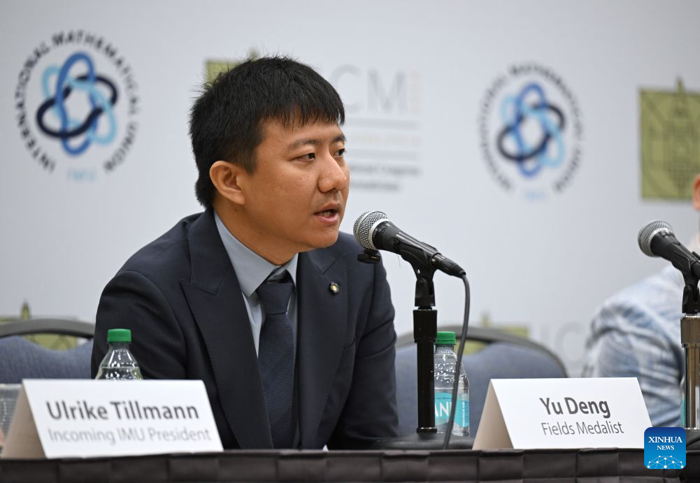 菲尔兹奖公布后，邓煜表示自己很荣幸能与仰慕已久的数学家并列 / 图源：新华社