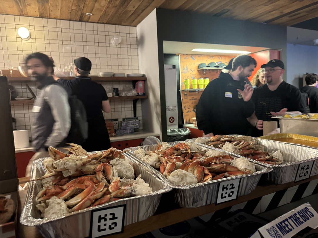 OpenClaw全球首聚,千人挤爆旧金山!龙虾头机器人现场乱逛太炸裂