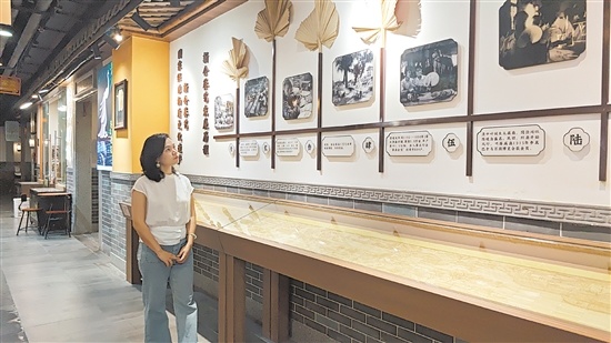 由余惠云设计打造的新会葵艺文化长廊陈展着各式葵艺作品,讲述了新会葵艺的发展历程。