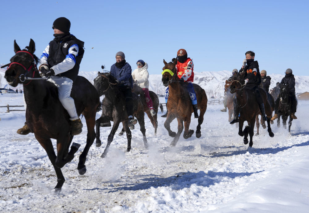 在新疆青河县狼山景区赛马场，当地群众开展赛马活动欢度新春佳节（2月17日摄）。新华社发（叶尔江&middot;木哈买提 摄）