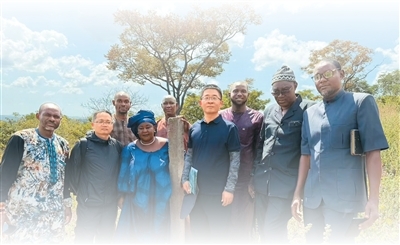 卡尔（右三）陪同湖南省专业技术团队到马里锡加索综合工业园考察。