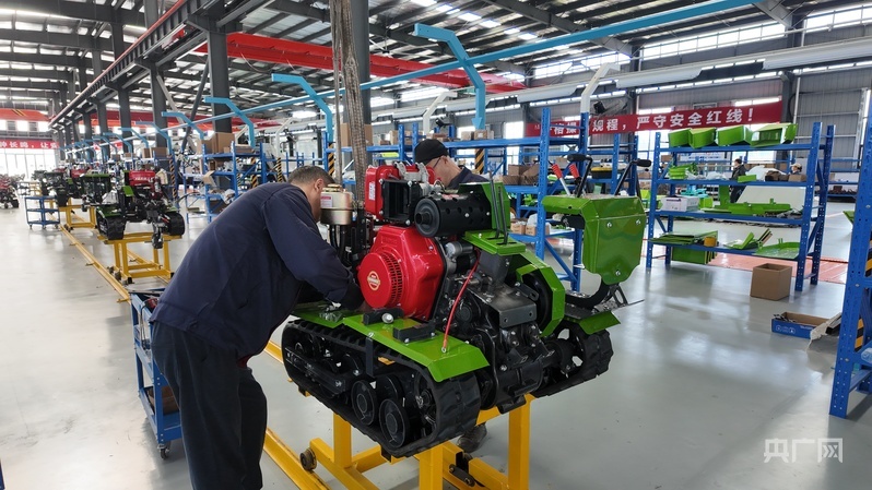 达州丘陵山区现代农林装备专业园区的生产线上，工人们正在组装农机装备（央广网记者 昌思荣 摄）