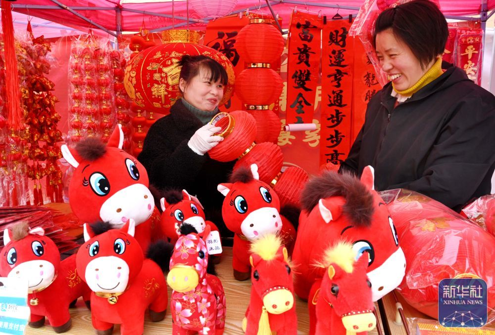 ↑1月23日，市民在浙江省金华市武义县农贸城年货市场选购节日用品。新华社发（张建成摄）