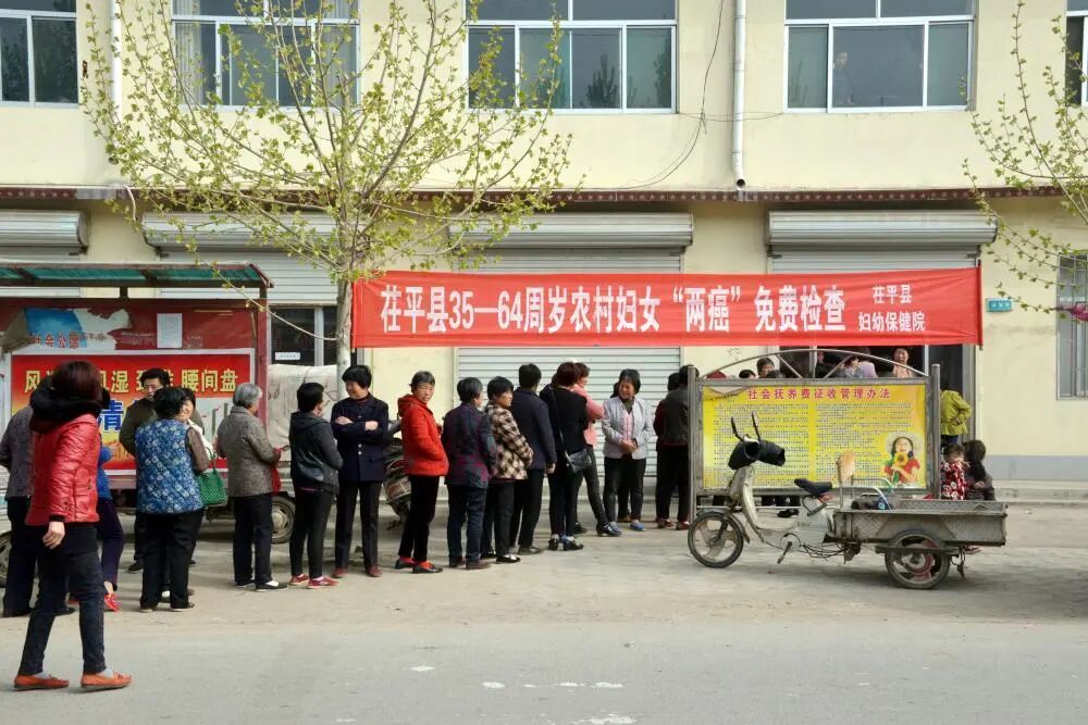 2016年4月7日,在山东省聊城市茌平县贾寨镇计生服务站,农村妇女等待“两癌”免费筛查。
