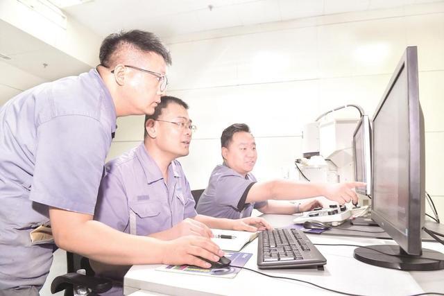 近日,邯钢公司技术研发人员在电镜室对产品进行夹杂物检测分析。