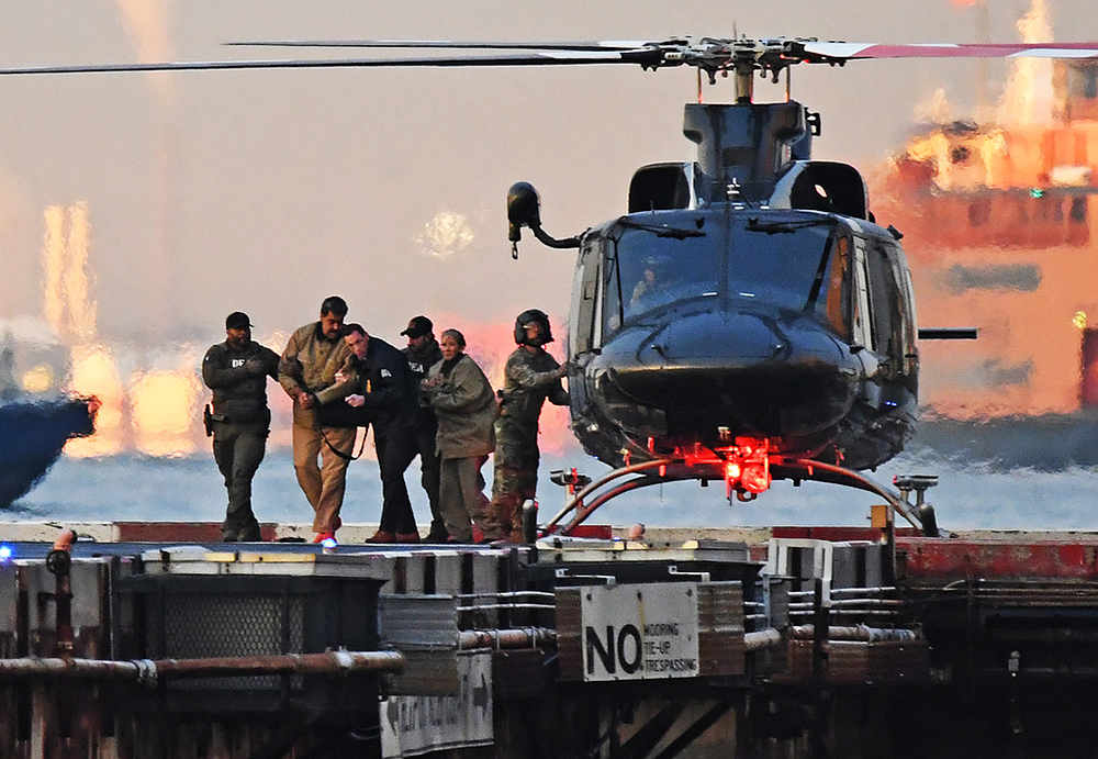 2026日,美国纽约,美国联邦特工将委内瑞拉总统马杜罗及其夫人通过直升机带到曼哈顿下城,随后在重兵押送下前往纽约联邦法院。视觉中国 图