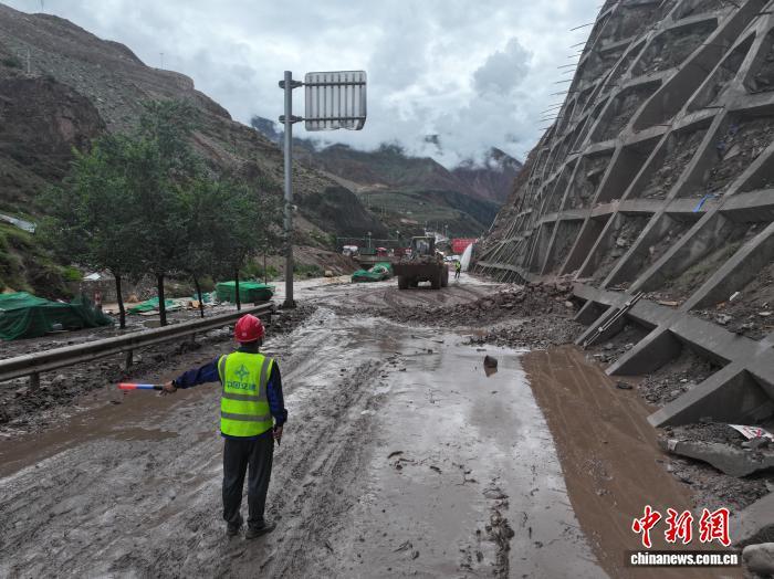 图为抢险救灾现场。齐玉佩 摄