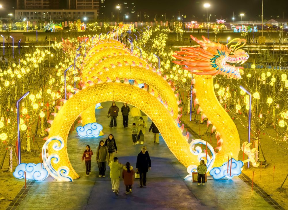 ↑ 2月14日，市民在江苏省兴化市莲溪湖公园赏灯游玩（无人机拍照）。新华社发（周社根 摄）