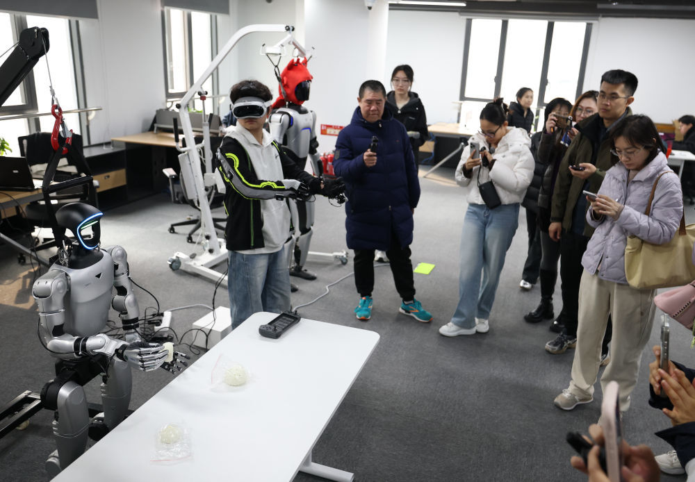 2026年3月17日，工作人员在北京市石景山区具身智能触觉及多模态感知数训创新中心训练机器人。新华社记者 张晨霖 摄