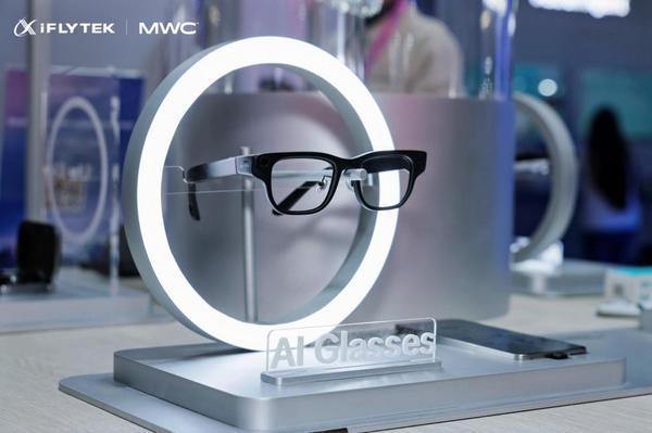 “专业玩家”讯飞AI眼镜入局语言沟通新体验