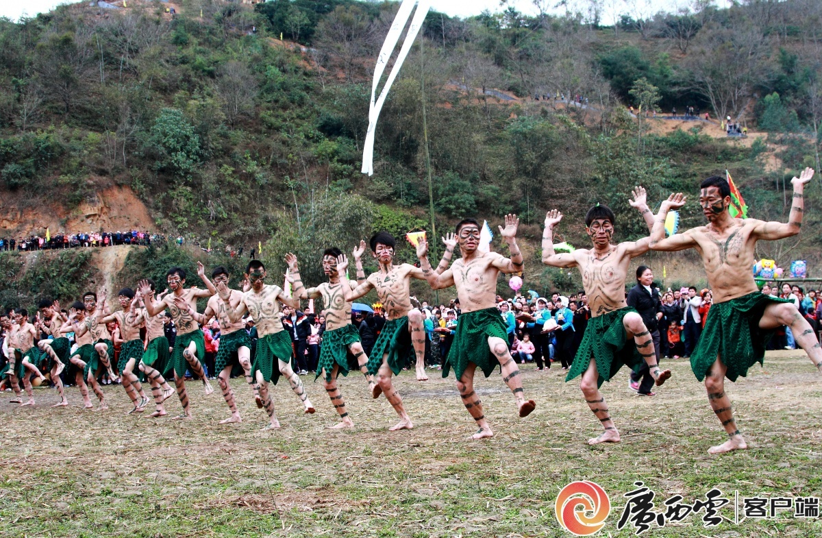 蚂拐出世舞。天峨县委宣传部 供图