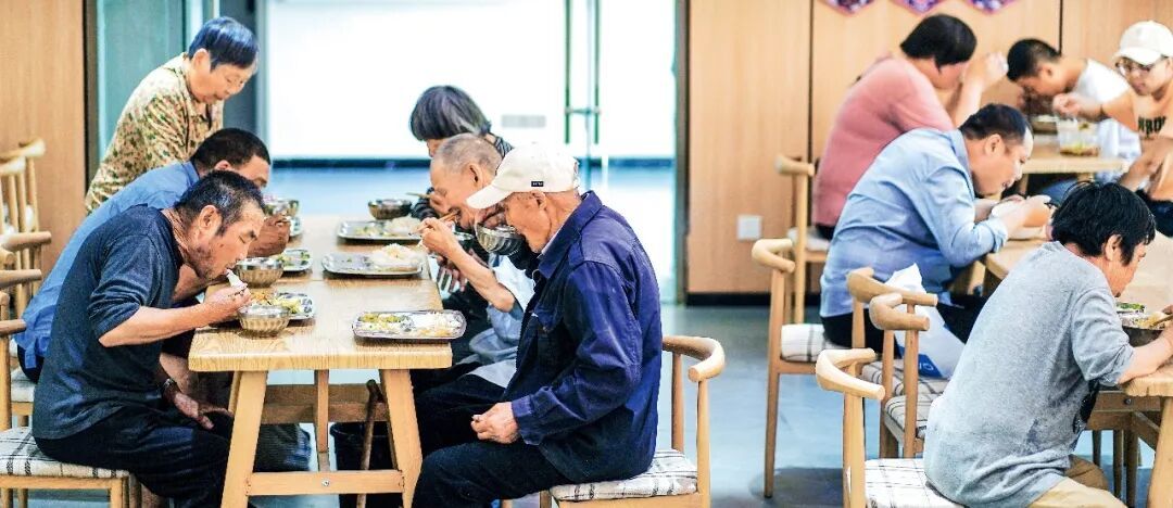 江苏宿迁市的一处社区助餐点 图/视觉中国