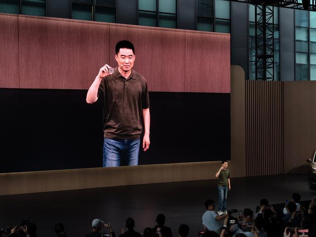 Momenta活动现场，主讲人向观众展示小型产品