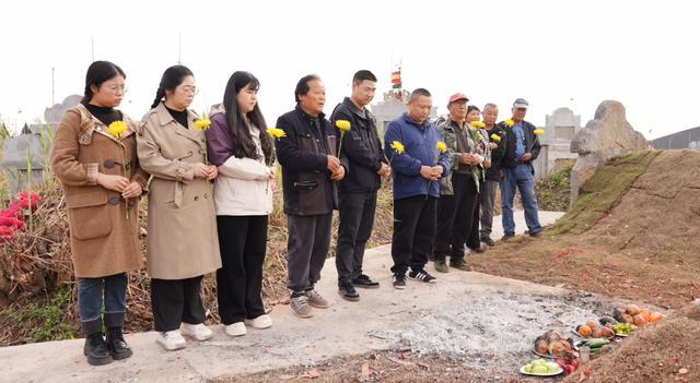 （清明节前夕，外岭村群众在村支书吴劲松的墓前沉痛悼念）