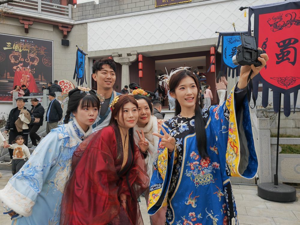 来自台湾新北的田曲文（左一）和朋友们在知音殿前合影（3月8日摄）。新华社记者 乐文婉 摄