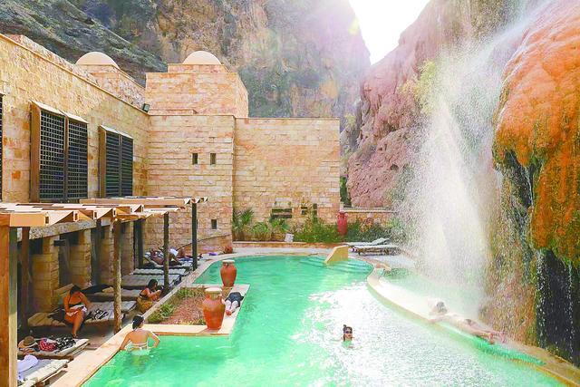 山谷里的马茵温泉