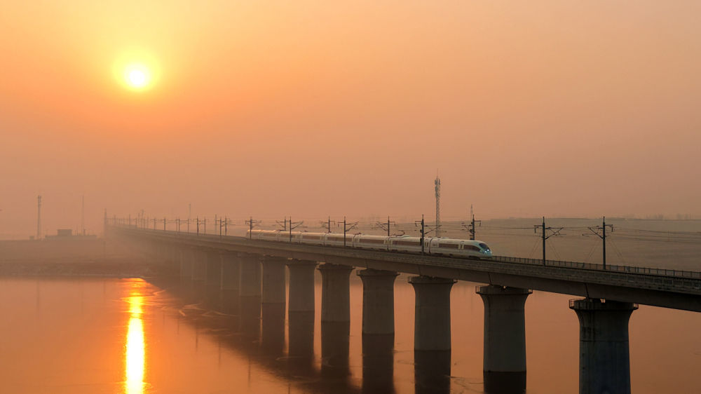 ↑ 1月25日,动车组列车行驶在山东省临沂市平邑县境内(无人机照片)。新华社发(武纪全 摄)