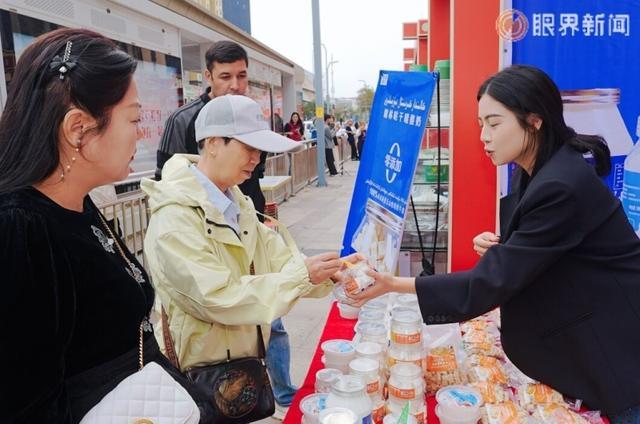 9月25日,2026“连锁焕新·老味道”服务消费季在乌鲁木齐经开万达广场正式启动。记者郭玲摄