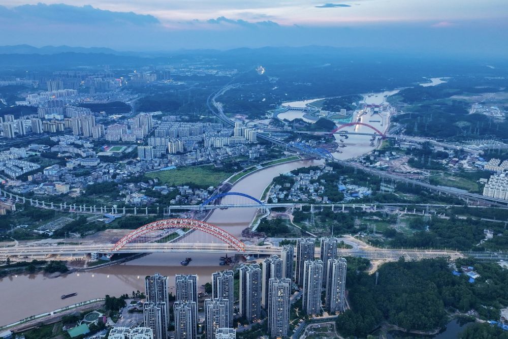 8月19日拍摄的广西钦州市区和流经此处的平陆运河（无人机照片）。新华社记者 曹祎铭 摄