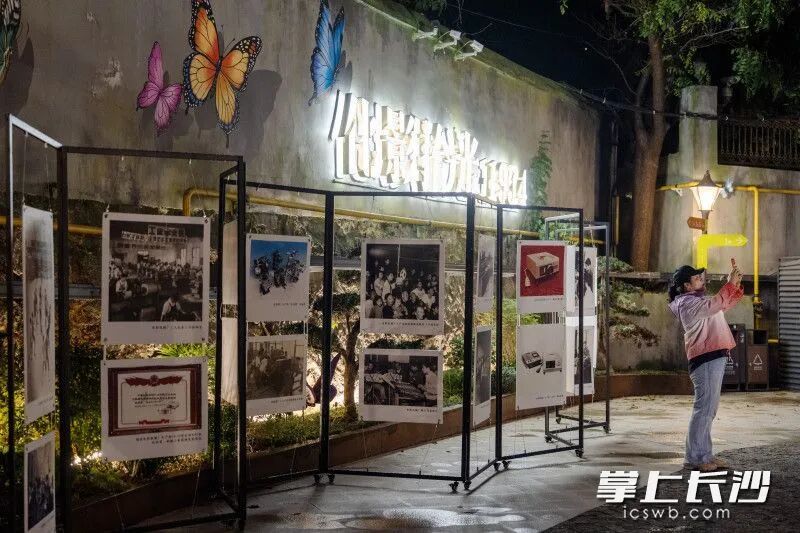 游客在长沙化影拾光·1954文创园区打卡。