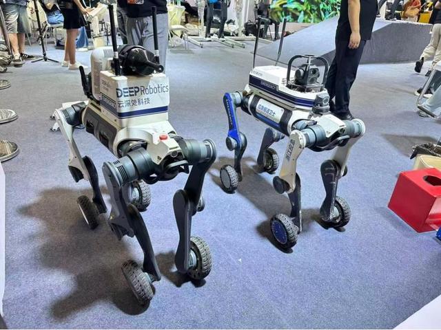 云深处两款轮足作业机器人在展会现场展示