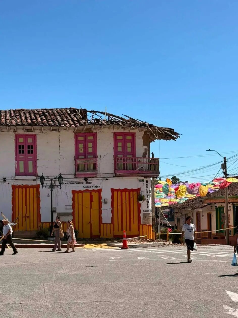 哥伦比亚金迪奥省萨伦托市,一处建筑的房顶坍塌,但建筑主体无碍。(图源:Crónica de Quindío)