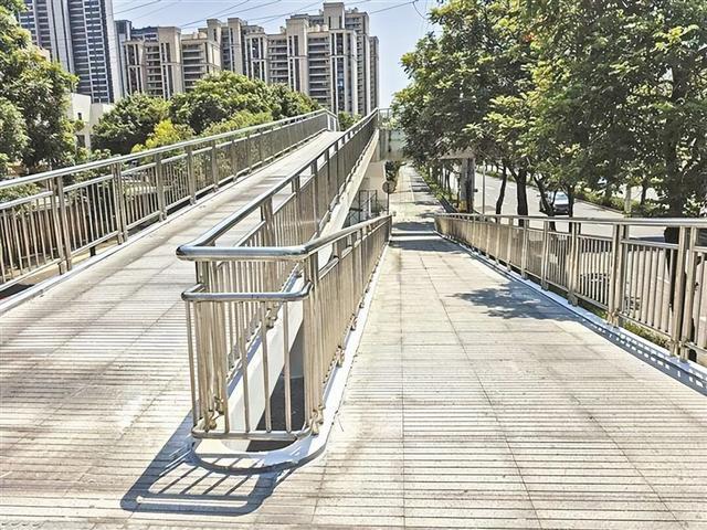 马銮湾新城灌新路鑫三胜人行天桥,日前已全面建成并正式投入使用。