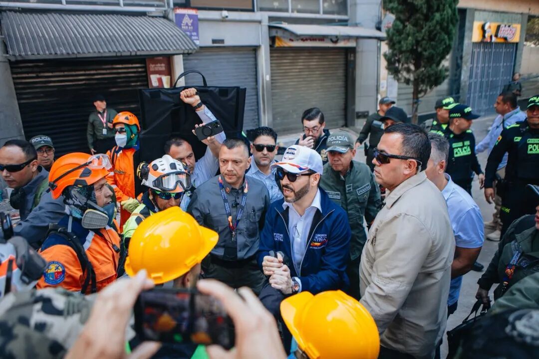 哥伦比亚总统德拉埃斯普列亚到访地震灾区。(图源:德拉埃斯普列亚X账号)