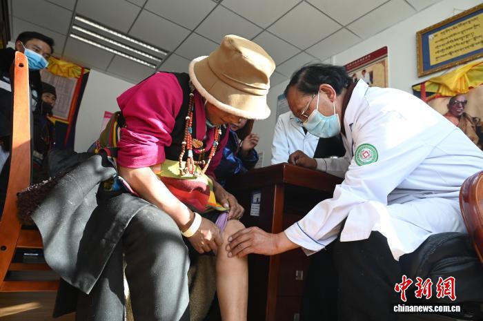 在萨迦县藏医院,当地患者就诊藏医。赵朗 摄