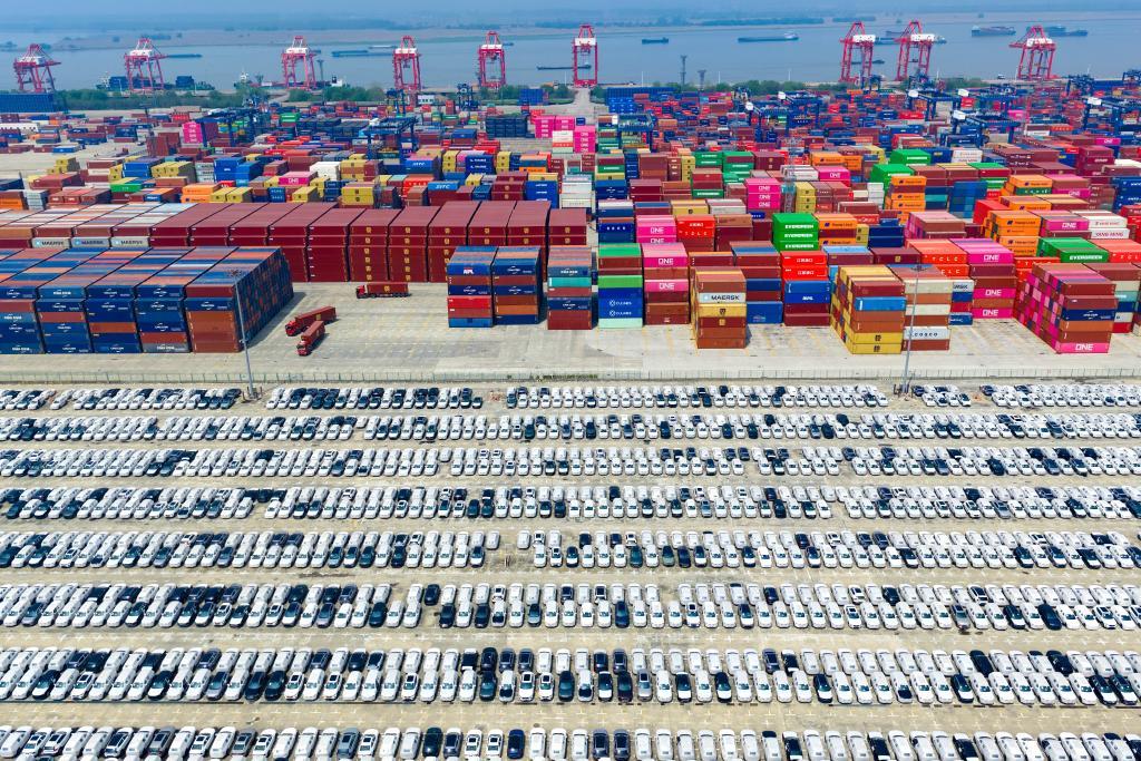 这是4月10日在江苏省港口集团南京港龙潭港片区拍摄的等待远销的汽车（无人机照片）。 新华社发（杨素平 摄）