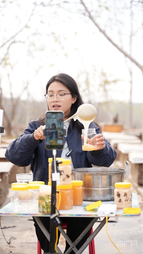 三家村党支部书记张桂芳正在通过直播方式帮助村民销售蜂蜜（央广网发 受访者供图）