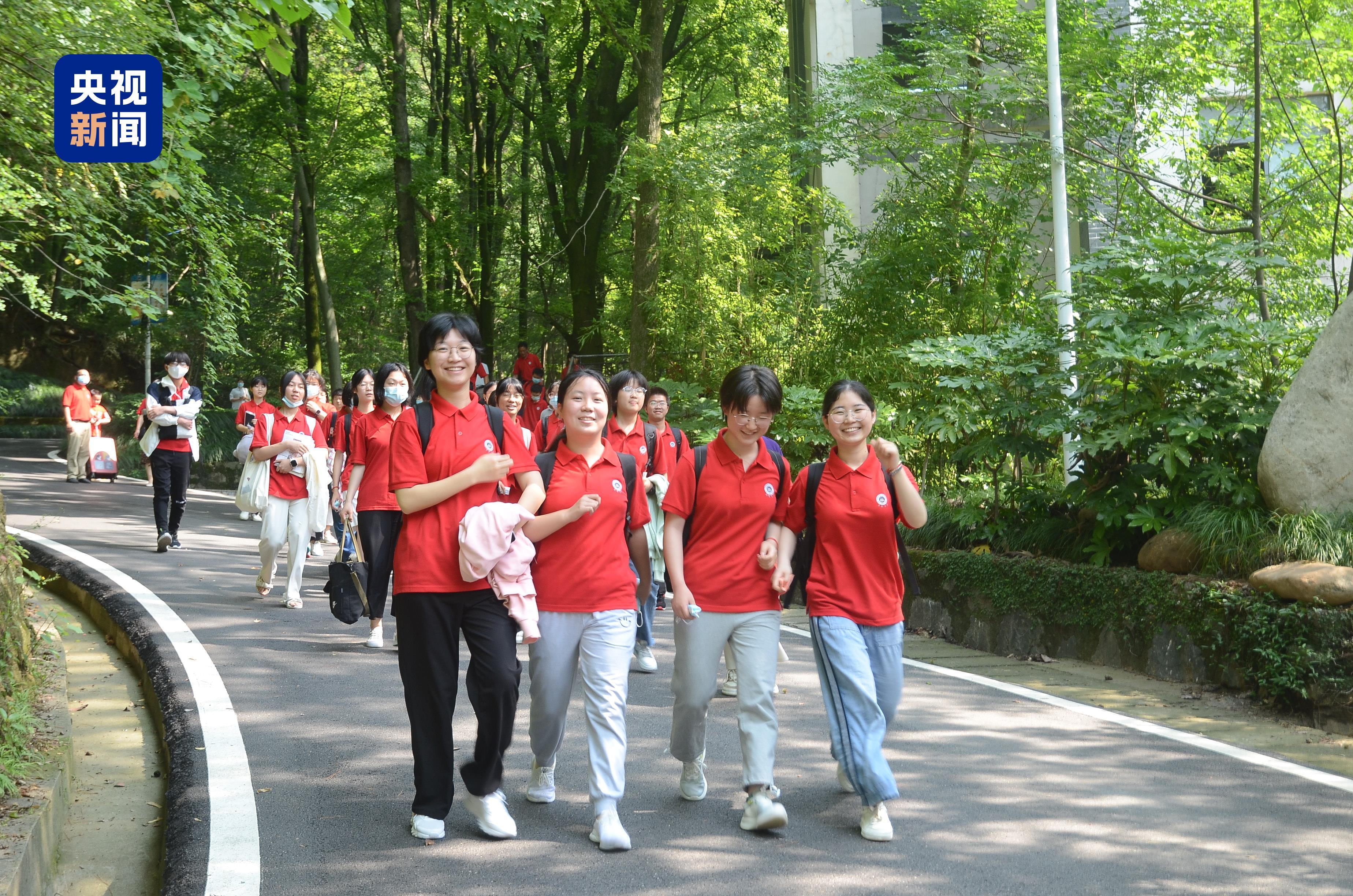 △野寨中学学生在校园漫步