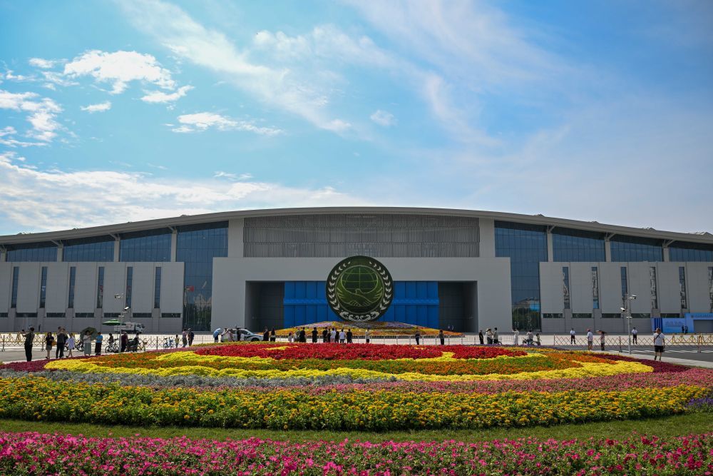 这是2025年9月1日拍摄的2025年上海合作组织峰会主会场外景。新华社记者 孙凡越 摄