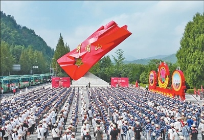 井冈山红旗广场上举行思政实践活动。　　黄旭斌摄
