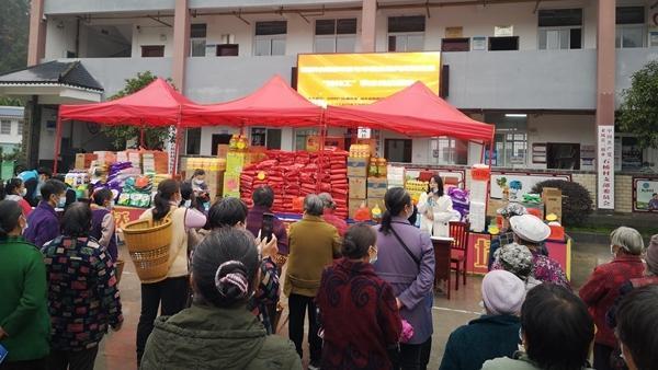 2022年12月，湖北省恩施州来凤县三胡乡石桥村的“转转工”们在凭积分兑换物资。三胡乡政府供图